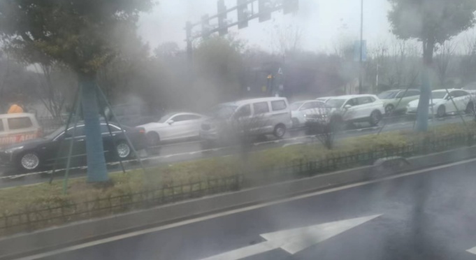 杭州暴降！浙江局部暴雨！“取消五一出游”冲上热搜，很多杭州人看完笑了...